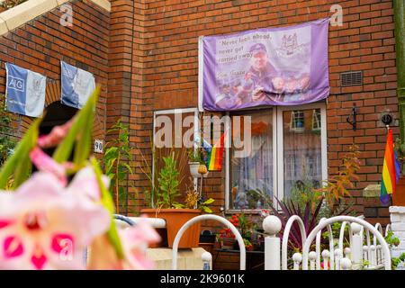 République d'Irlande Eire Dublin 90 Golden Lane patio avant terrasse jardin bannière bannières Jim Gavin Irish football Hero LGBT arc-en-ciel drapeaux Banque D'Images