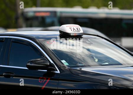 L'illustration montre un taxi français (taxi parisien G7 ou VTC) à Paris, France, sur 25 octobre 2022. Photo de Victor Joly/ABACAPRESS.COM Banque D'Images