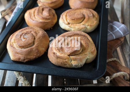 Petits pains à la cannelle faits maison sur une plaque de cuisson Banque D'Images