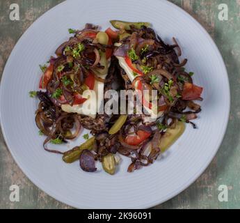 Hamburger à base de carb avec fromage, oignons, tomates et cornichons Banque D'Images