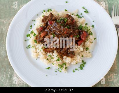 Ragoût de bœuf avec riz brun sur une assiette. Cuits avec de la viande à faible teneur en matières grasses et à haute teneur en protéines - ingrédients naturels Banque D'Images