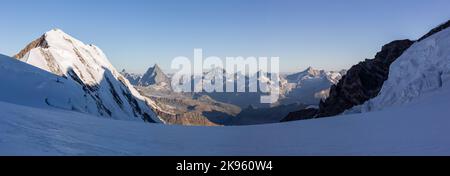 Large panorama depuis Monte Rosa, vue sur les alpes pennines Banque D'Images