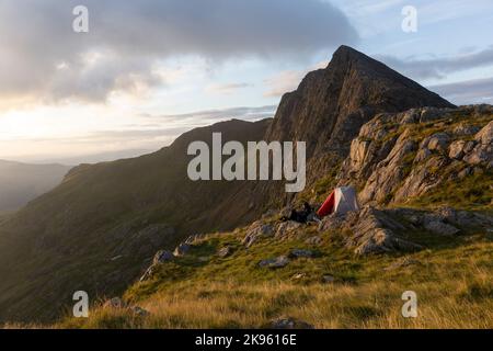 Lever de soleil entre y Lliwedd et Snowdon, au nord du pays de Galles Banque D'Images