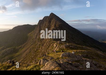 Lever de soleil avec vue sur y Lliwedd, Snowdonia Banque D'Images