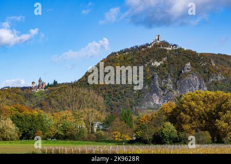 Drachenfels colline à distance avec deux châteaux médiévaux sur elle un jour d'automne coloré Banque D'Images