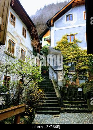 Charmante vue sur les maisons de style ancien dans le village de Hallstatt en hiver, en Autriche Banque D'Images