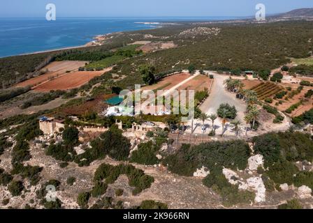 Vue aérienne du restaurant Viklari (dernier château) Péninsule d'Akamas, Chypre. Banque D'Images