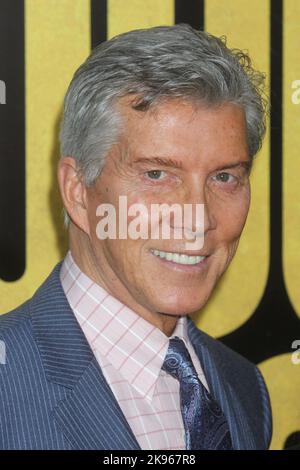 Michael Buffer, annonceur professionnel de la boxe participe à la première mondiale de Warner Bros. Pictures 'Grudge match' pour le Tribeca film Institute au Ziegfeld à New York City sur 16 décembre 2013. Crédit photo : Henry McGee/MediaPunch Banque D'Images