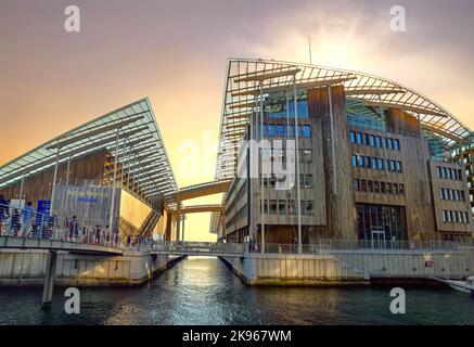 Vue sur le musée d'art contemporain Astrup Fearnley dans le quartier d'Aker Brygge le soir. Oslo, Norvège Banque D'Images