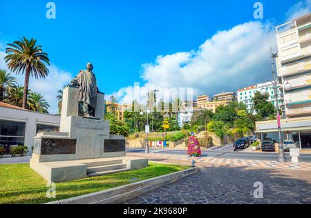 Vue sur le monument de Giuseppe Garibaldi sur la promenade côtière par beau temps. San Remo, Italie Banque D'Images