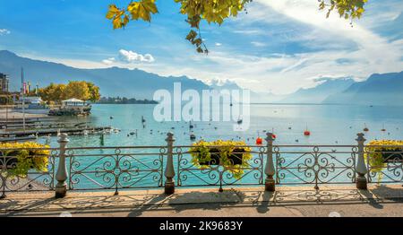 Vue panoramique sur le lac de Genève depuis le front de mer de la ville de Vevey. Canton de Vaud, Suisse Banque D'Images