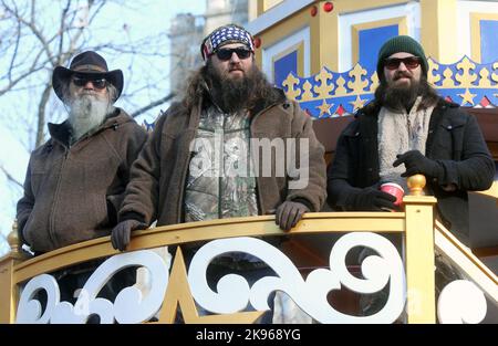 Oncle si Robertson, Willie Robertson et JEP Robertson, de la série Télévisée A&E Reality « Duck Dynasty », assistent à la parade annuelle de l'action de grâce de Macy 87th à New York, sur 28 novembre 2013. Crédit photo : Henry McGee/MediaPunch Banque D'Images