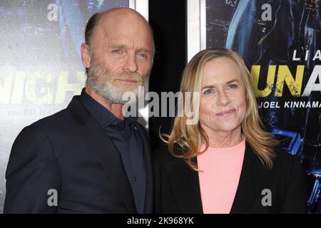 Ed Harris et Amy Madigan assistent à la première mondiale de Warner Bros. Pictures 'Run All Night' à AMC Lincoln Square à New York sur 9 mars 2015. Crédit photo : Henry McGee/MediaPunch Banque D'Images