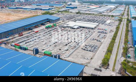 Klang, Malaysia-9 octobre 2022: Parking automobile et de voiture pour l'industrie commerciale. Vue aérienne nouvelle voiture alignée dans le port pour l'importation et Banque D'Images