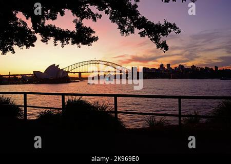 Le célèbre Sydney Harbour Bridge en Australie au coucher du soleil Banque D'Images