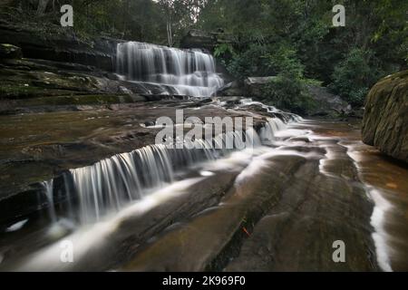 Une longue exposition de la cascade de Somersby Falls, côte centrale de Nouvelle-Galles du Sud, Australie Banque D'Images