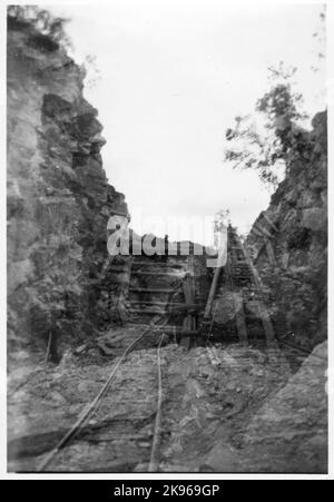 Bergskärning à 2/780 avec forages machine le long de la ligne entre Ulricehamn et Jönköping. Banque D'Images