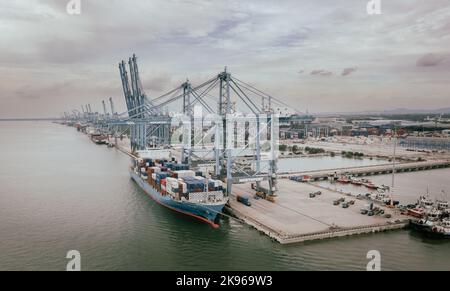 Klang, Malaisie - 25 septembre 2022 : grues au port de Klang près de Kuala Lumpur. Grue à conteneurs à Klang Harbour. Vue aérienne sur un bateau à conteneurs Banque D'Images