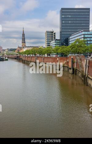 Éditorial : HAMBOURG, ALLEMAGNE, 1st JUIN 2022 - Eglise Sainte-Catherine avec le canal des douanes. Il servait traditionnellement d'église des marins Banque D'Images