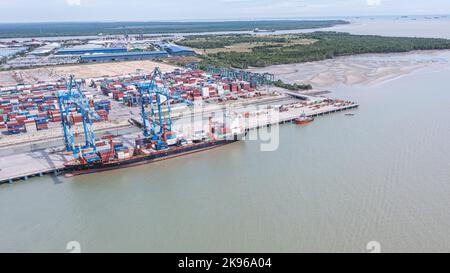 Klang, Malaisie - 25 septembre 2022 : grues au port de Klang près de Kuala Lumpur. Grue à conteneurs à Klang Harbour. Vue aérienne sur un bateau à conteneurs Banque D'Images