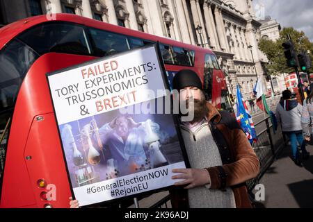 Des manifestants contre les dernières politiques du gouvernement conservateur britannique sont vus sur la place du Parlement le jour où le Premier ministre Rishi Sunak fait sa première apparition au Parlement, le 26th octobre 2022, à Londres, en Angleterre, aux « questions du Premier ministre ». Banque D'Images