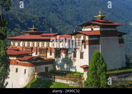 Vue sur le paysage de Trongsa dzong dans le centre du Bhoutan le centre religieux et administratif de la province avec fond de forêt de montagne Banque D'Images