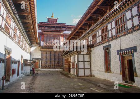 Vue sur l'architecture traditionnelle de la cour intérieure de Trongsa dzong dans le centre du Bhoutan le centre religieux et administratif de la province Banque D'Images