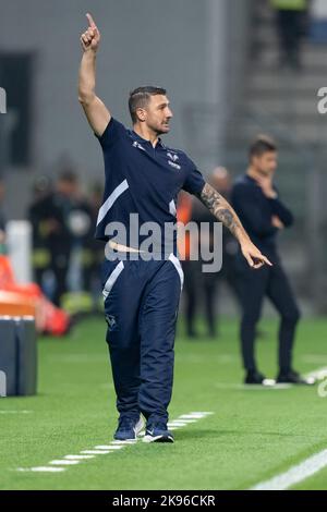 Reggio Emilia, Italie. 24 octobre 2022. Salvatore Bocchetti, entraîneur en chef de Hellas Verona FC gestes pendant la série Un match entre les États-Unis Sassuolo et Banque D'Images