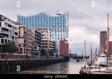 Hambourg, Allemagne - septembre 2022 : vue de la salle Philharmonique d'Elbe (Elbphilharmonie) de Hafencité sous ciel nuageux conçu par Herzog - de Meuron Banque D'Images