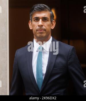 Londres, Royaume-Uni. 26th octobre 2022. Le Premier ministre, Rishi Sunak, quitte le 10 Downing Street pour se rendre au Parlement pour ses premières questions des premiers ministres. Crédit : Karl Black/Alay Live News Banque D'Images