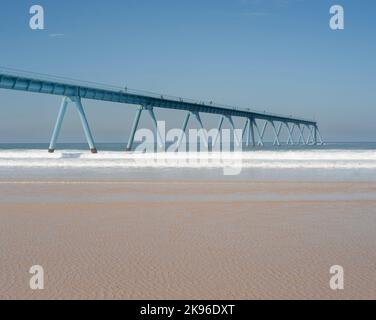 Pier structurein mer France Pier Arcachon Bay, la plage de la Salie, le quai est destiné au rejet des eaux usées traitées par l'Arcachon Bas Banque D'Images