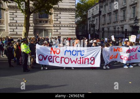 Londres, Angleterre, Royaume-Uni. 26th octobre 2022. Manifestants devant Downing Street. Des centaines de familles sans abri et surpeuplées ont marché à Westminster en exigeant 3, 4, 5 lits de foyers de conseil. (Image de crédit : © Vuk Valcic/ZUMA Press Wire) Banque D'Images