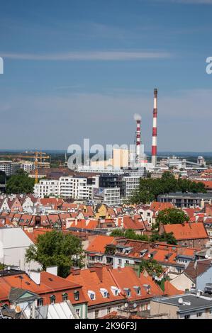 La vieille ville de Wroclaw et les cheminées industrielles en arrière-plan par une journée ensoleillée. Banque D'Images