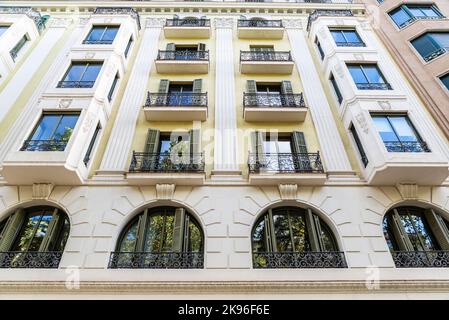 Façade d'un immeuble résidentiel classique à Barcelone, Catalogne, Espagne Banque D'Images