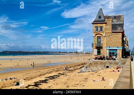 Saint-Malo Bretagne France. Les gens se détendent dans un café au Grand Plage du Sillon Banque D'Images