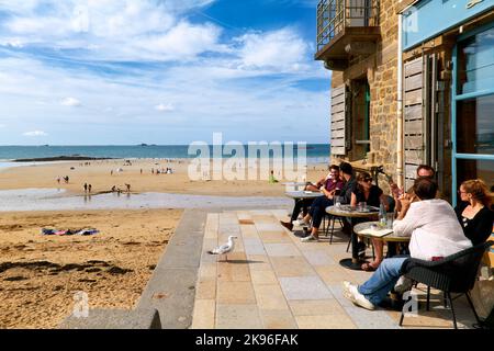 Saint-Malo Bretagne France. Les gens se détendent dans un café au Grand Plage du Sillon Banque D'Images