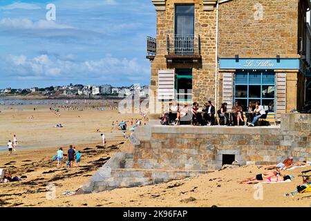 Saint-Malo Bretagne France. Les gens se détendent dans un café au Grand Plage du Sillon Banque D'Images