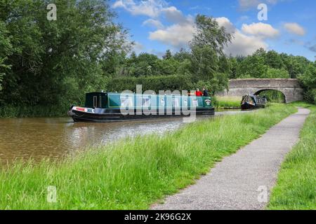 Deux barges ou bateaux étroits sur le canal Shropshire Union, Nantwich, Cheshire, Angleterre, Royaume-Uni Banque D'Images