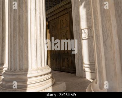 La porte en bronze à l'entrée du bâtiment de la Cour suprême avec la contemplation de la statue de la Justice à Washington, DC. Photo de Francis Specker Banque D'Images