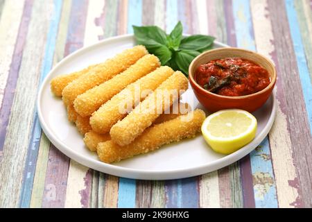 bâtonnets de mozzarella faits maison et sauce marinara Banque D'Images