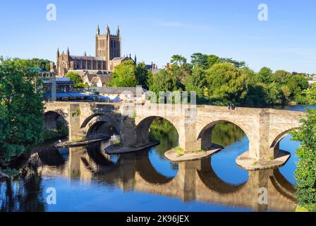 Hereford Cathedral River Wye ou Hereford Cathedral of Saint Mary The Virgin and Saint Ethelbert The King Hereford Herefordshire England GB Banque D'Images