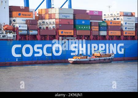 Hambourg, Allemagne. 26th octobre 2022. Un navire-conteneur de la compagnie d'expédition Cosco Shipping. Credit: Jonas Walzberg/dpa/Alay Live News Banque D'Images