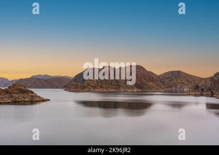 Un lac cinématographique entouré de falaises rouges à Provincia de Mendoza, en Argentine Banque D'Images