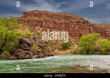 Une rivière cinématique entourée de falaises rouges à Provincia de Mendoza, en Argentine Banque D'Images