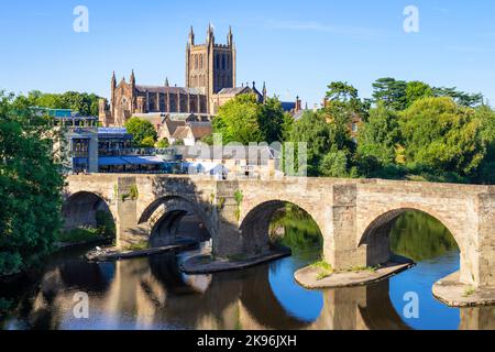 La cathédrale de Hereford et le vieux pont se reflètent dans la rivière Wye Hereford Herefordshire Angleterre GB Europe Banque D'Images