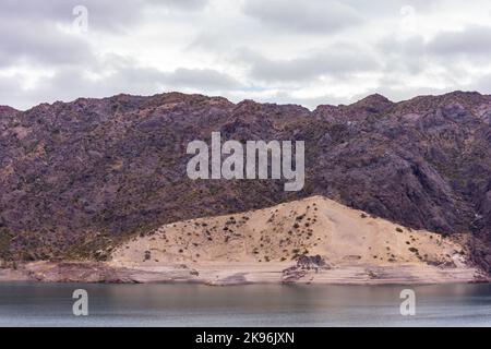 Un lac cinématographique entouré de falaises rouges à Provincia de Mendoza, en Argentine Banque D'Images