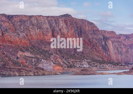 Un lac cinématographique entouré de falaises rouges à Provincia de Mendoza, en Argentine Banque D'Images