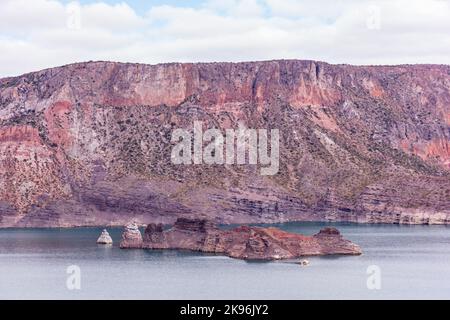 Un lac cinématographique entouré de falaises rouges à Provincia de Mendoza, en Argentine Banque D'Images