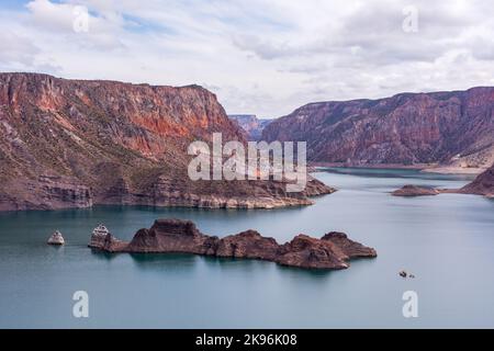 Un lac cinématographique entouré de falaises rouges à Provincia de Mendoza, en Argentine Banque D'Images
