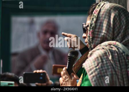 Srinagar, Inde, 26/10/2022, Jammu-et-Cachemire l'ancien cm Mehbooba Mufti s'adresse aux travailleurs du Parti au siège du Parti Srinagar .Mehbooba Mufti déclare dans son discours que l'instrument d'adhésion rappelle à l'Inde sur quelle base l'instrument a été fait. Nous n'avons pas besoin de vacances ce jour, nous avons besoin d'une mise en œuvre complète d'un instrument qui a été promis et signé. Je tiens à dire au peuple indien que notre adhésion à l'Inde est fondée sur certaines conditions que vous avez entièrement ruinées sur le terrain (photo de Mubashir Hassan/Pacific Press) Banque D'Images